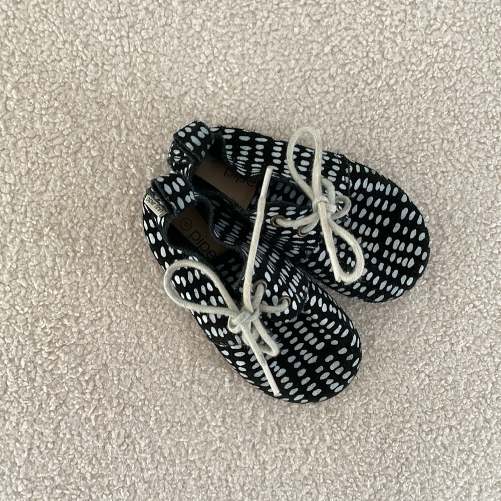 Baby walker piper Finn size 6 Oxford dot black shoes.